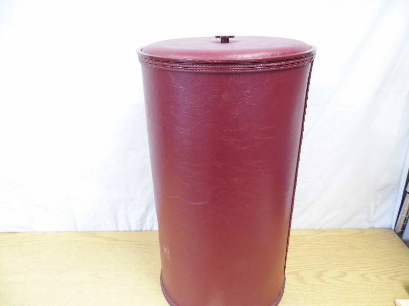 lot 67 image: Hamper - Lamp