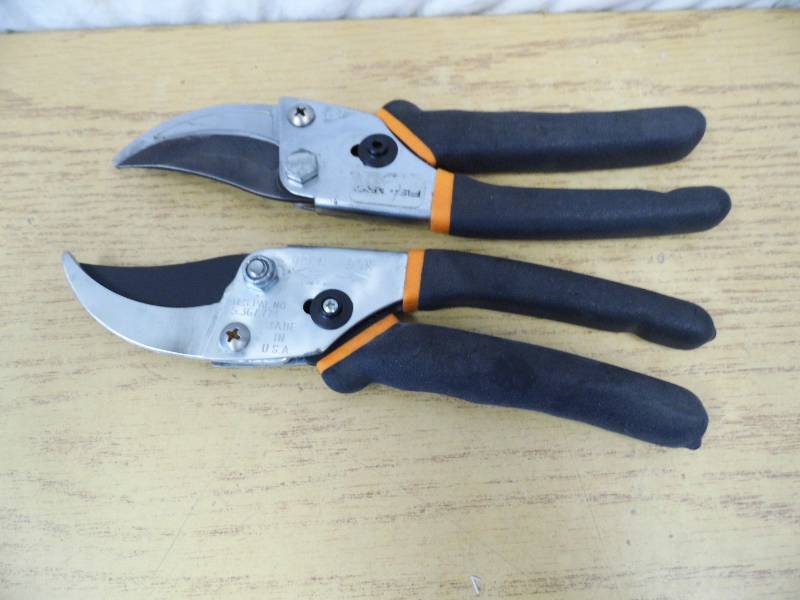 lot 72 image: 2 Pair Fiskars Bypass Trimmers