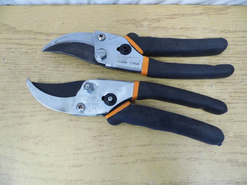 lot 74 image: 2 Pair Fiskars Bypass Trimmers