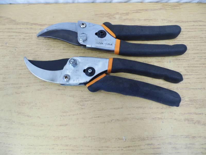 lot 75 image: 2 Pair Fiskars Bypass Trimmers