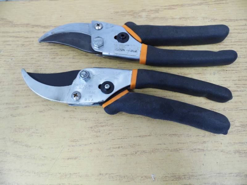 lot 76 image: 2 Pair Fiskars Bypass Trimmers