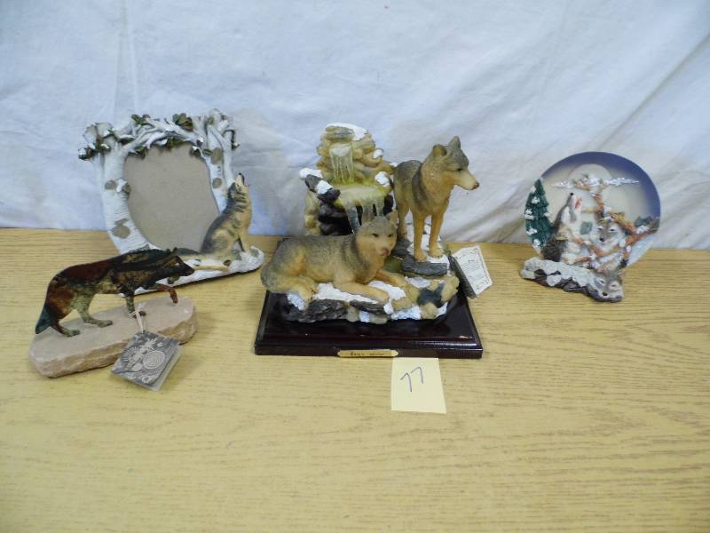 lot 77 image: Wolf Decor