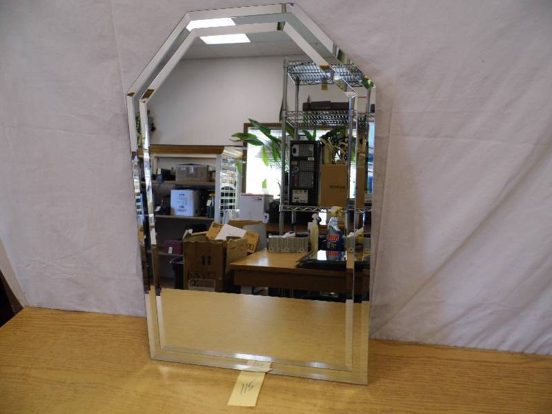 lot 115 image: Mirror