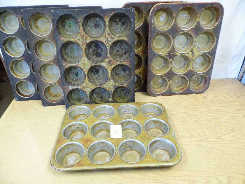 lot 139 image: 5 Baking Pans