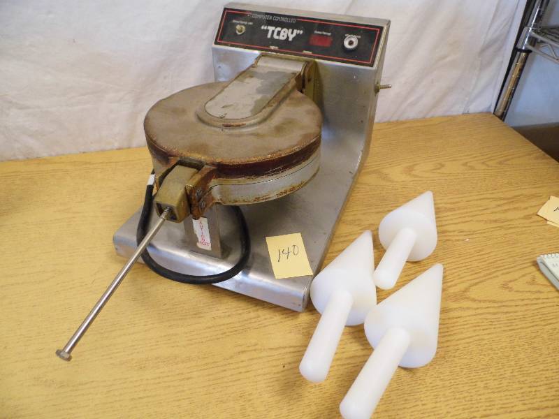 lot 140 image: TCBY Waffle Cone Maker w Rollers