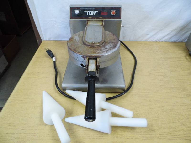 lot 141 image: TCBY Waffle Cone Maker w Rollers