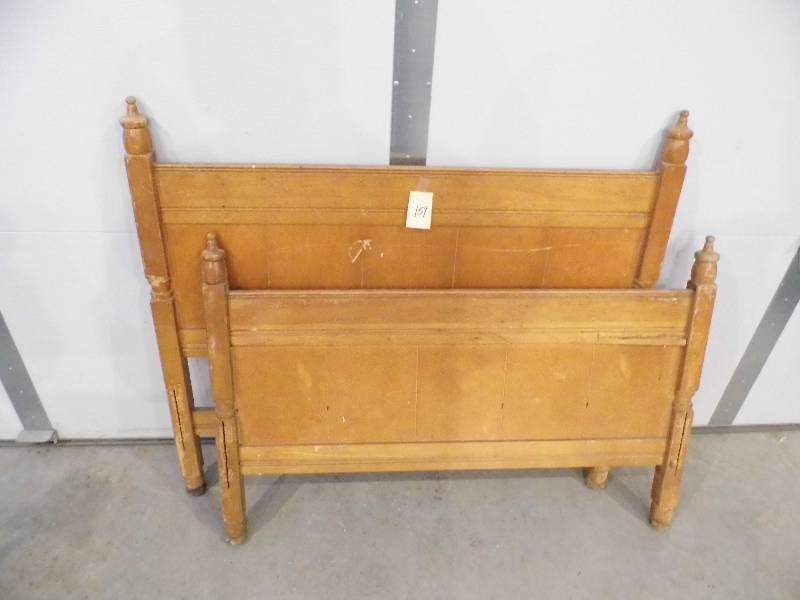 lot 151 image: Twin Headboard & Footboard