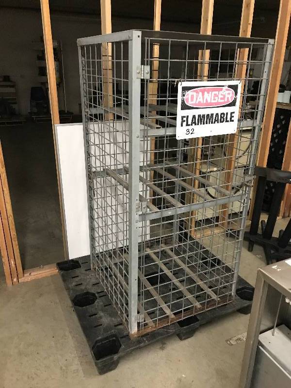 lot 32 image: PROPANE BOTTLE CAGE