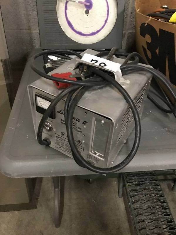lot 78 image: 24 VOLT BATTERY CHARGER