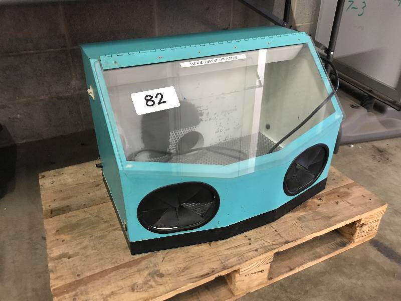 lot 82 image: SMALL SANDBLASTING CABINET
