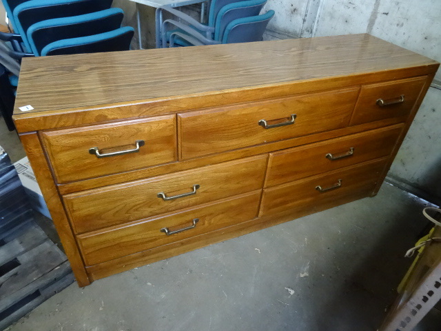 7 drawert dresser. 64 x 18 x 31. Bu...