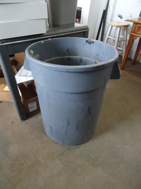 32 gal recycling  garbage can...