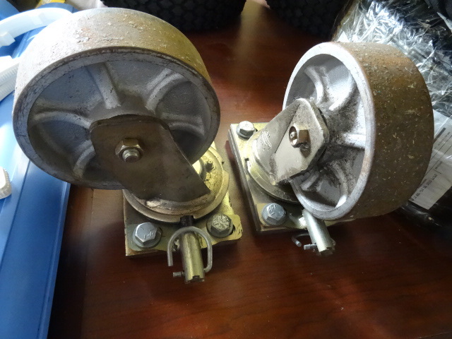 2 heavy duty casters. 6 swivel...