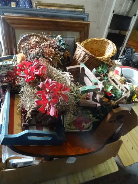 Variety of misc home dcor...