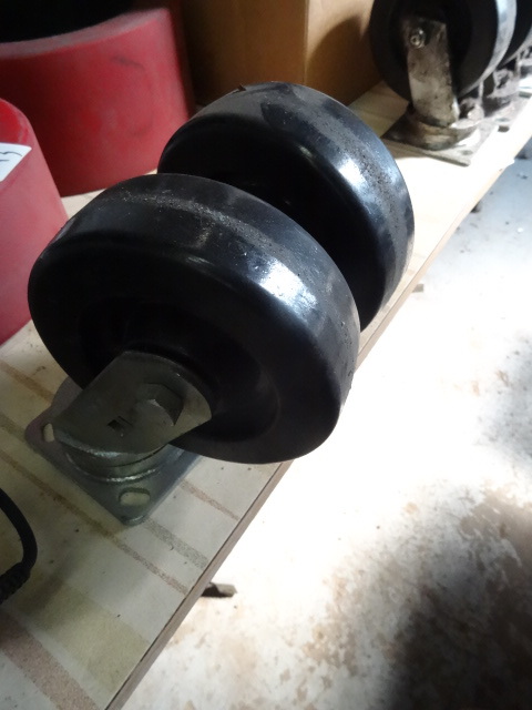 2 swivel casters. 6...