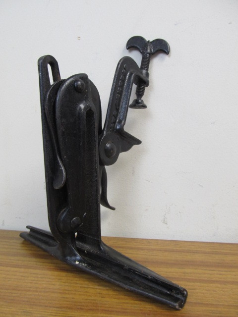 lot 11 image: Antique Cast Iron STEARNS No. 3 Sharpening ViseClamp