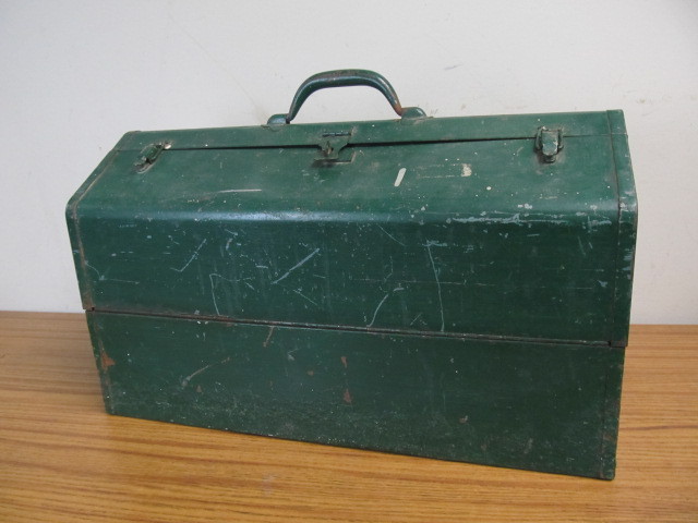lot 16 image: Large Vintage Heavy Duty Metal Toolbox