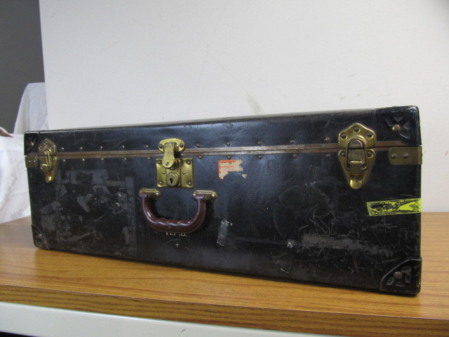 lot 19 image: NICE Antique Military Foot Locker wInner Tray