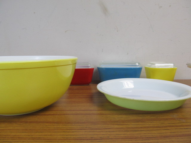 lot 27 image: Lot of Assorted Vintage PYREX Cookware