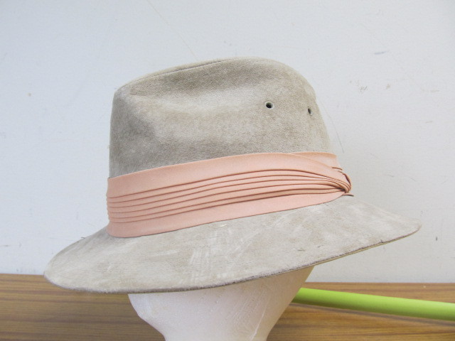 lot 29 image: Vintage Genuine Suede Fedora Hat - Size Large