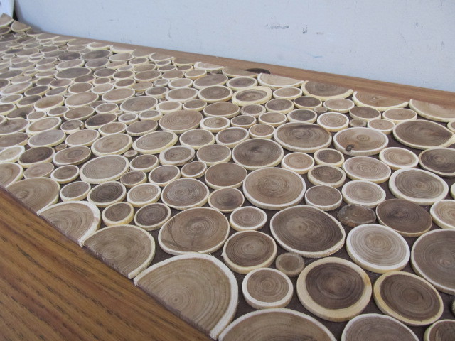 lot 30 image: Natural Wood Disc Table Runner 
