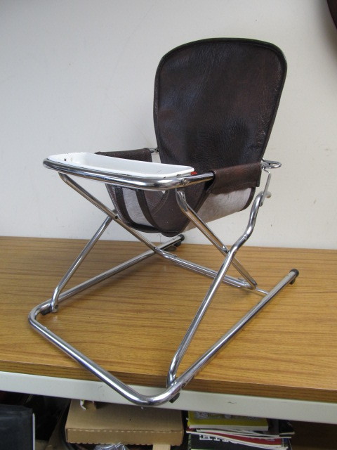 lot 31 image: Vintage ChromeVinyl COSCO Childs Chair