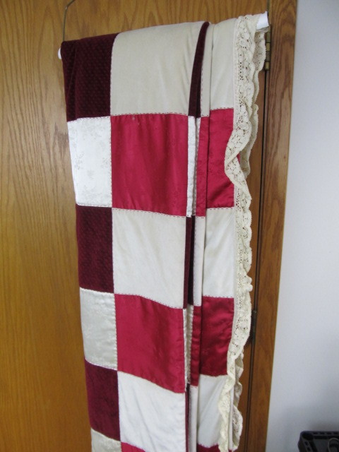lot 36 image: Vintage Handmade Patchwork Quilt