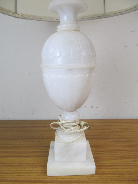 lot 37 image: Vintage OnyxQuartz Table Lamp