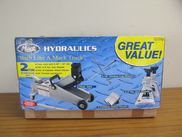lot 38 image: Complete MACK Hydraulic Jack & Stand Set