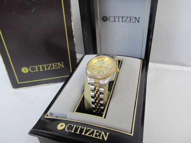 lot 89 image: Nice Vintage CITIZEN Ladies Watch wCase