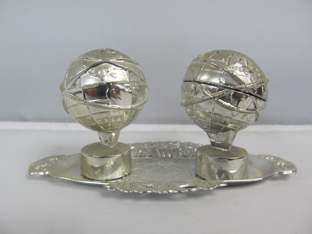 lot 90 image: Vintage 1964 New York Worlds Fair Globe Salt & Pepper Shakers