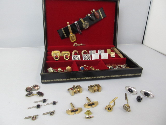lot 95 image: Nice Lot of Vintage Mens Accessories Cufflinks etc.