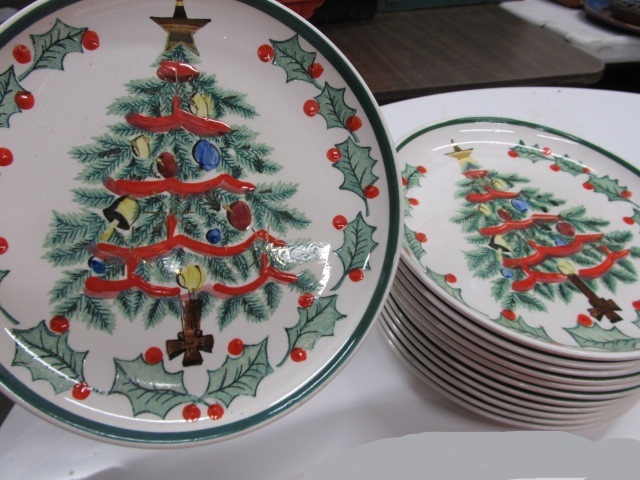 lot 104 image: Set of 12 Vintage 1957 LEFTON Christmas Plates
