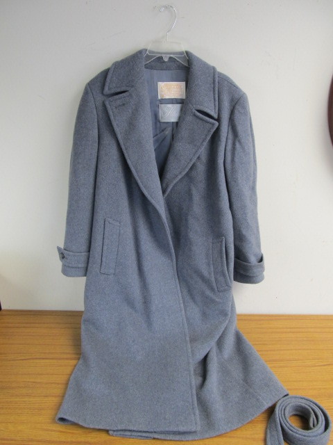 lot 113 image: Vintage Ladies PENDLETON Wool Coat wBelt - Size 14