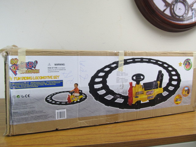 lot 117 image: Unused Ride-On 6V Power Locomotive Toy