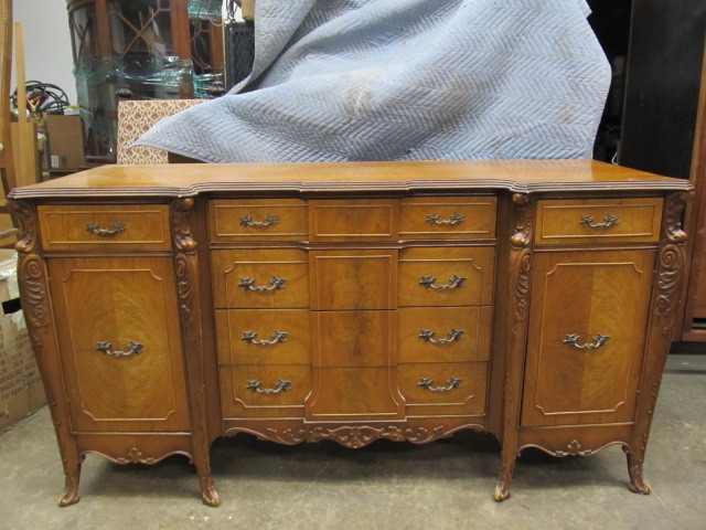 lot 3 image: Beautiful Vintage SideboardBuffet
