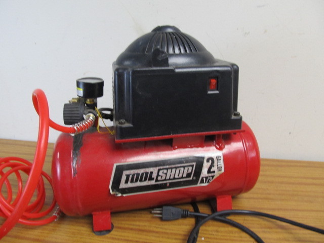 lot 135 image: Working 2 Gallon Air Compressor
