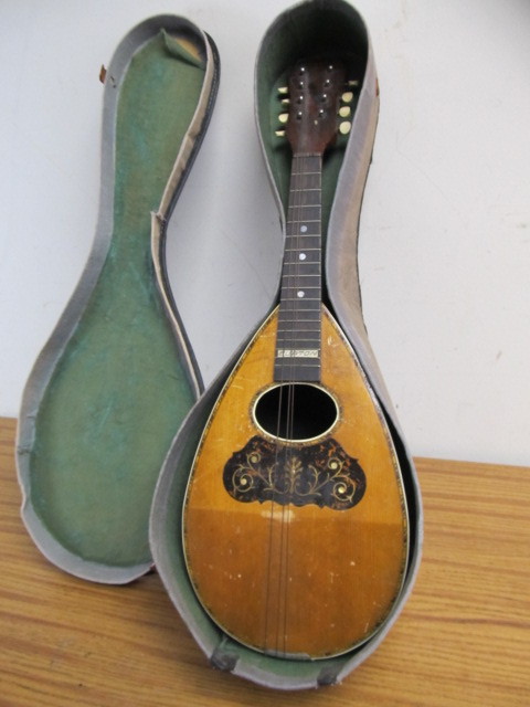 lot 137 image: Antique Rosewood Mandolin wCase