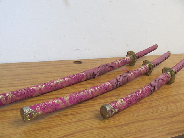 lot 147 image: Set of 3 Chinese Decorative Samurai Swords