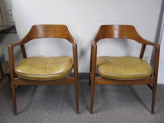 lot 8 image: Pair of Orig Mid Century Sculpted Walnut Armchairs by Gunlocke