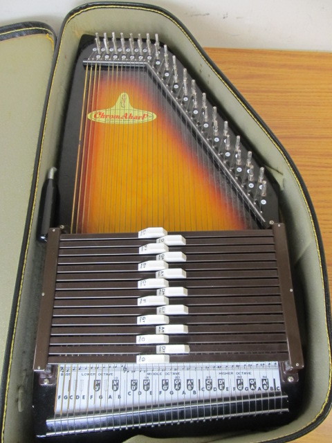 lot 171 image: NICE Vintage ChromaHarp Autoharp wCase