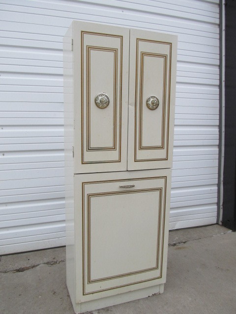 lot 185 image: Vintage 1960s Metal Storage Cabinet