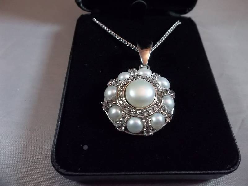 Pearl & White sapphire Necklace