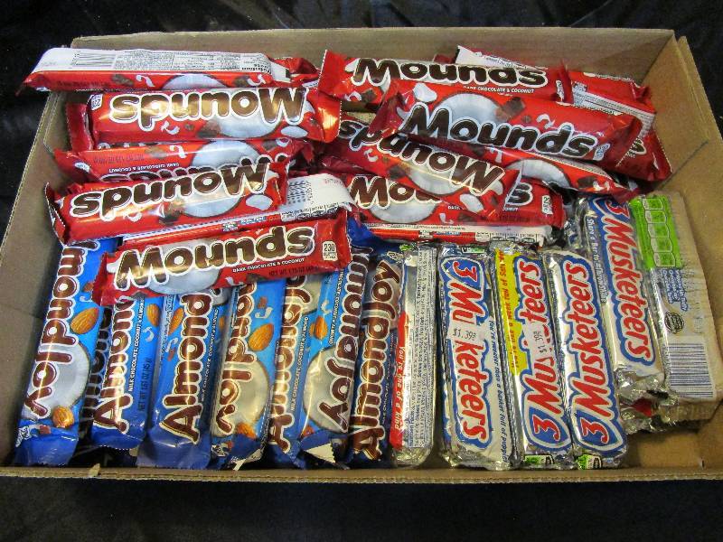 lot 23 image: Almond Joy, Mounds and 3 Muskateers Shelf Pulled Candy