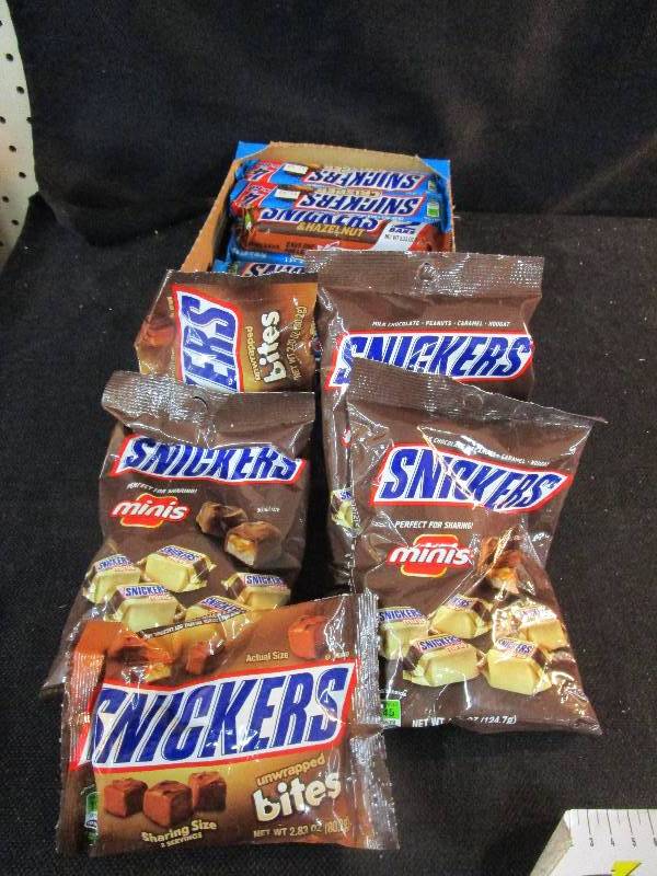 lot 26 image: Snickers and Snicker Bites Shelf Pulled Candy