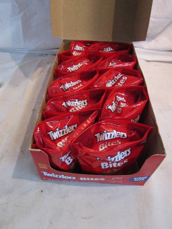 lot 29 image: Shelf Pulled Candy Twizler Bites