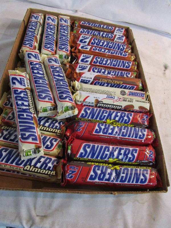 lot 50 image: Snickers Shelf Pulled Candy