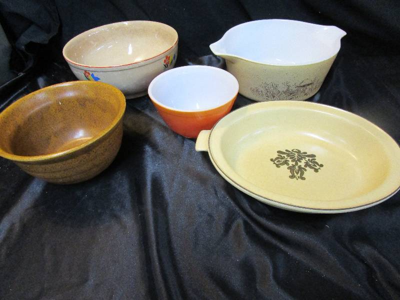 lot 110 image: Various Bowls Phalzcraft, Pyrex and More