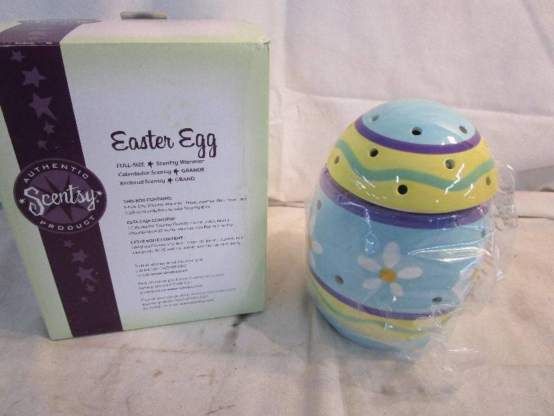 lot 112 image: Scentsy Never Used Easter Egg Warmer Pot
