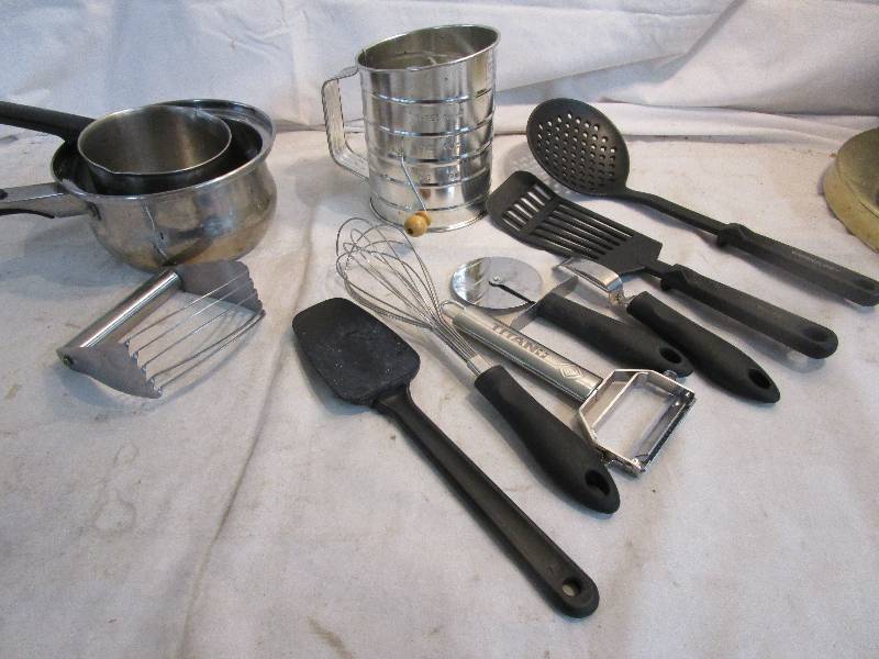 lot 114 image: Various Utinsils